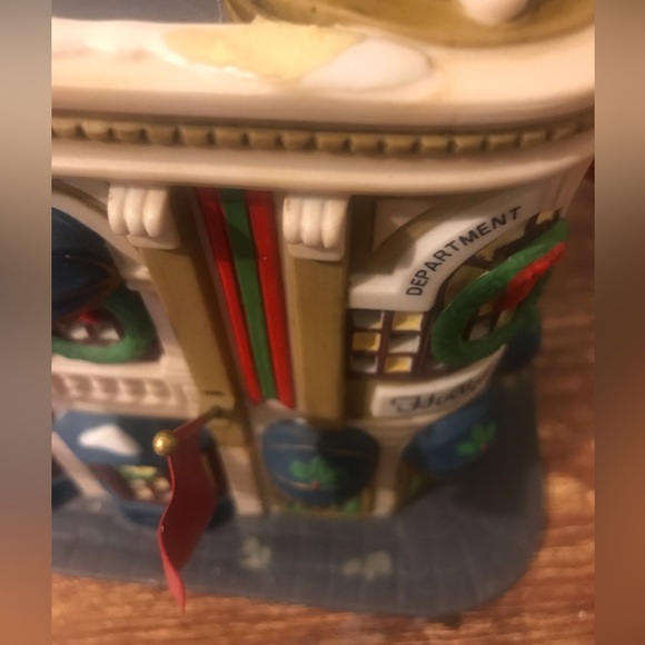 Dept 56 Christmas in the City Hollydale’s - Picture 5 of 5